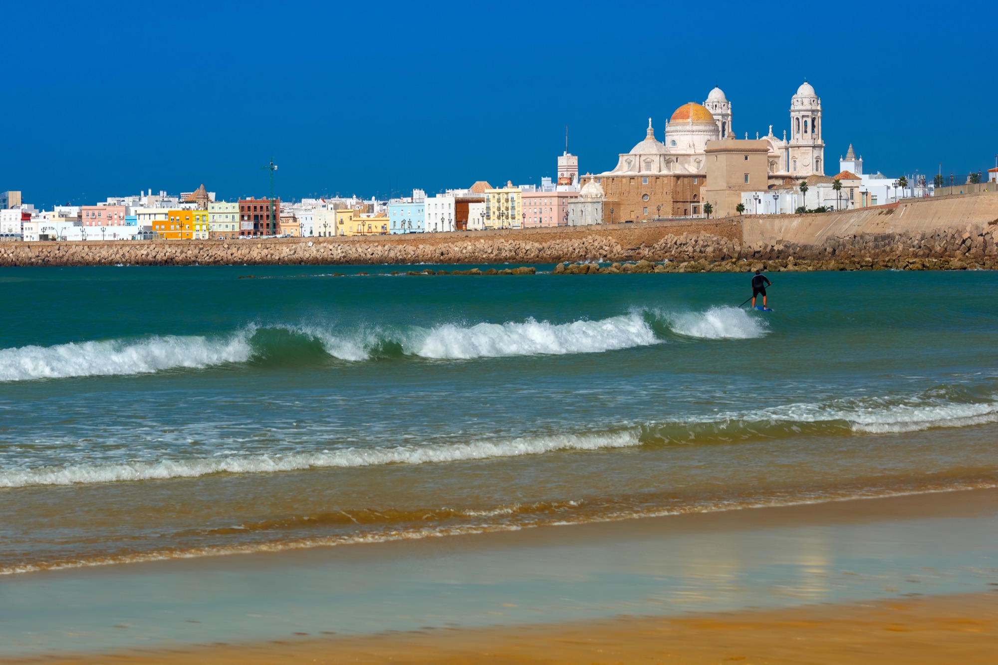 The seafront promenade and old town of Cádiz